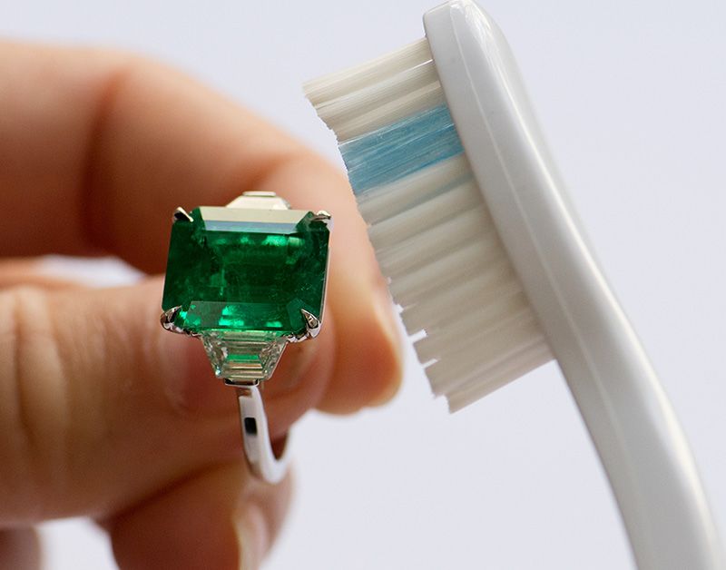 Як доглядати за прикрасами з камінням: поради ювелірів для збереження довговічності виробів