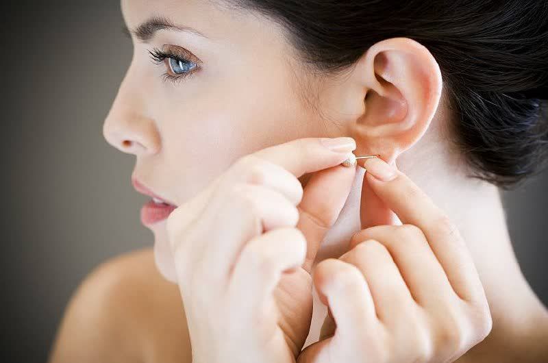 Як безпечно та безболісно зняти срібні сережки: кілька порад