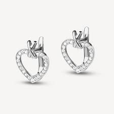 Срібло, що єднає серця: ідеї ювелірних подарунків на весілля