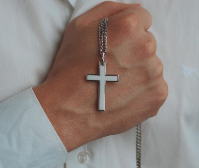 Символ віри чи стильний акцент: як носити хрестик