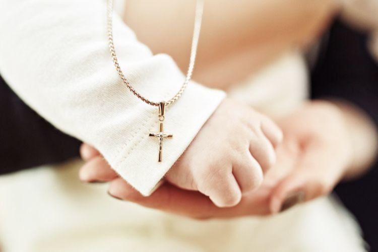 Чи можна дарувати хрестик: традиції, символіка та сучасні погляди