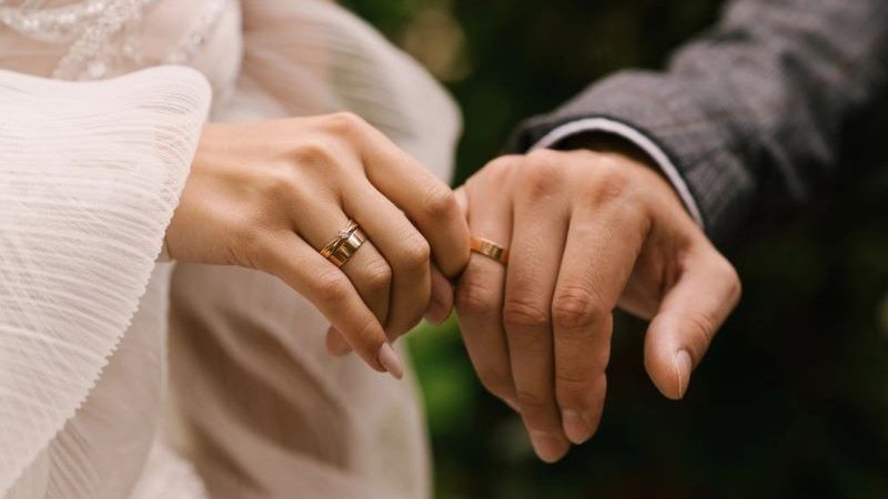Весільні обручки без зайвих витрат: як обрати красиві та бюджетні символи кохання