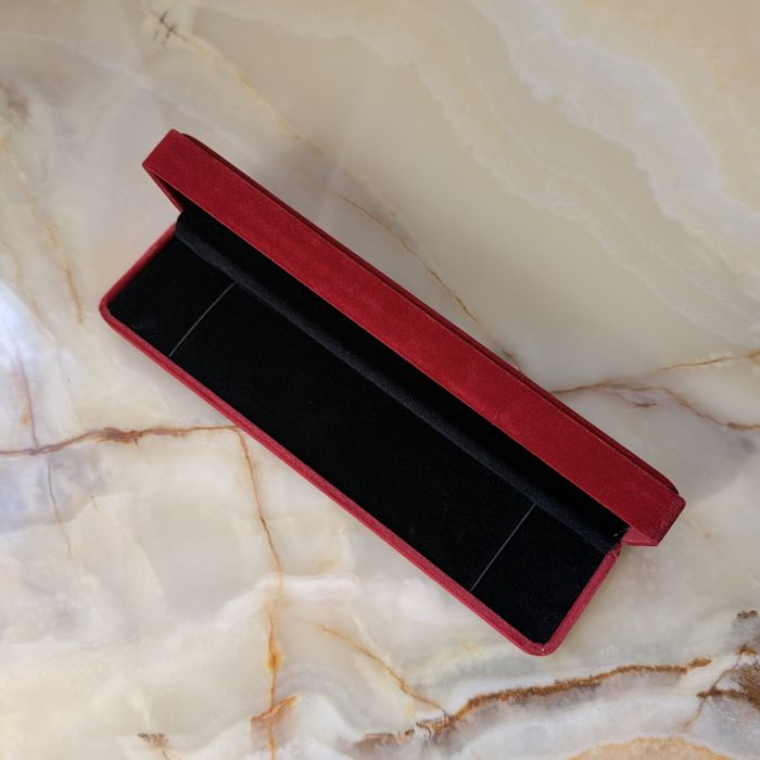 Бархатная коробочка для цепочек, браслетов и колье красная