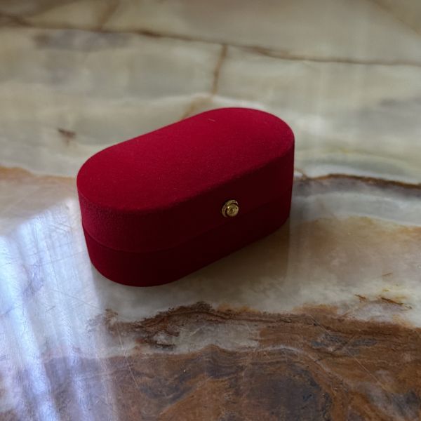 Коробочка-кейс оксамитова для пари обручок червоного кольору