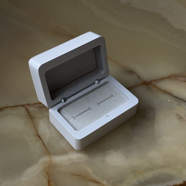 Дерев'яна біла коробочка для парних обручок з оксамитом в середині