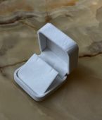 Оксамитова коробочка для сережок чи підвісок біла