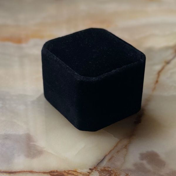 Оксамитова коробочка для каблучок чорна