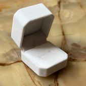 Оксамитова коробочка для каблучки біла