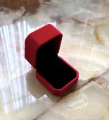 Оксамитова коробочка для каблучок червона