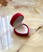 Оксамитова коробочка для каблучок червона сердечко