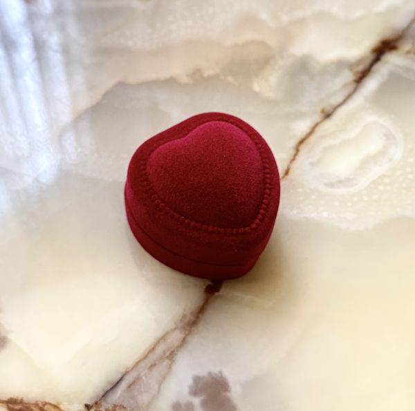 Оксамитова коробочка для каблучок червона сердечко