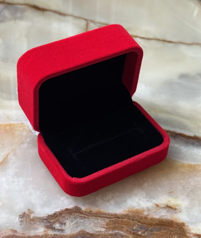 Коробочка оксамитова для пари обручок червоного кольору