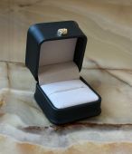 Шкіряна коробочка для каблучок смарагдова